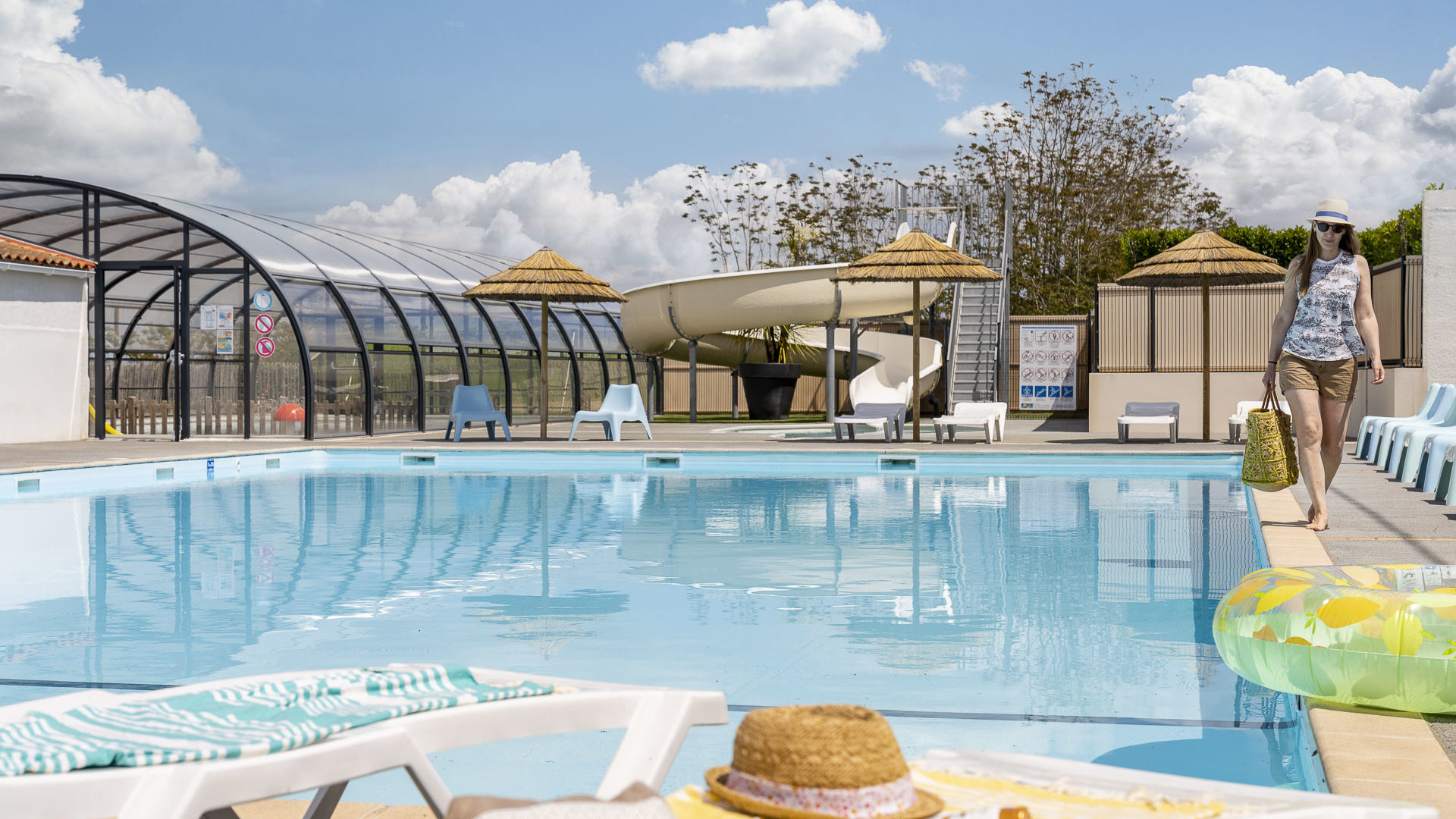 Piscine extérieure avec toboggan et transats