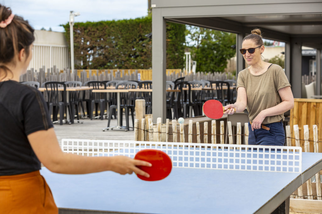 Personnes qui jouent au tennis de table dans un camping