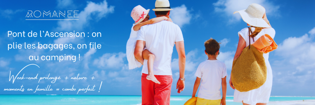 Famille marche sur la plage au bord de mer.