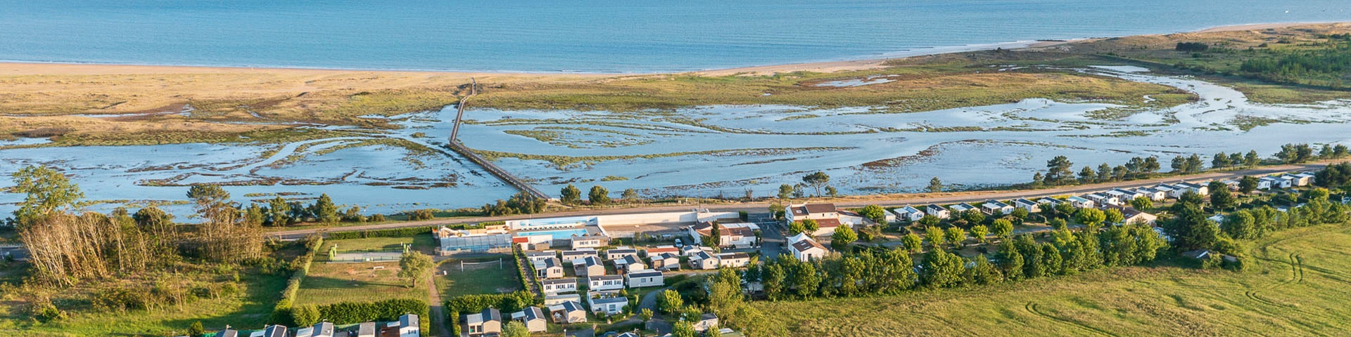Vue aérienne camping en bord de mer en France