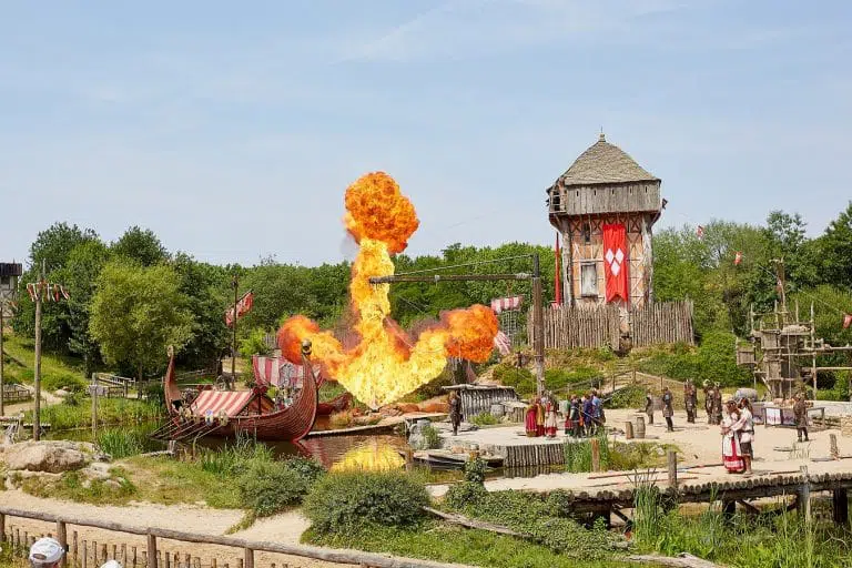 Spectacle médiéval avec explosion et bateau viking.